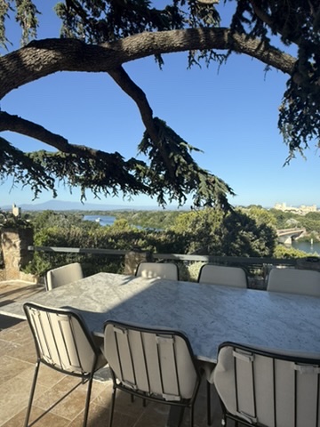 Table de repas en terrasse avec vue sur le Rhône