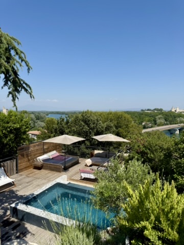 Piscine et terrasse avec vue sur le Rhône et Avignon
