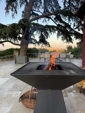Brasero au coucher du soleil sur la terrasse en pierre
