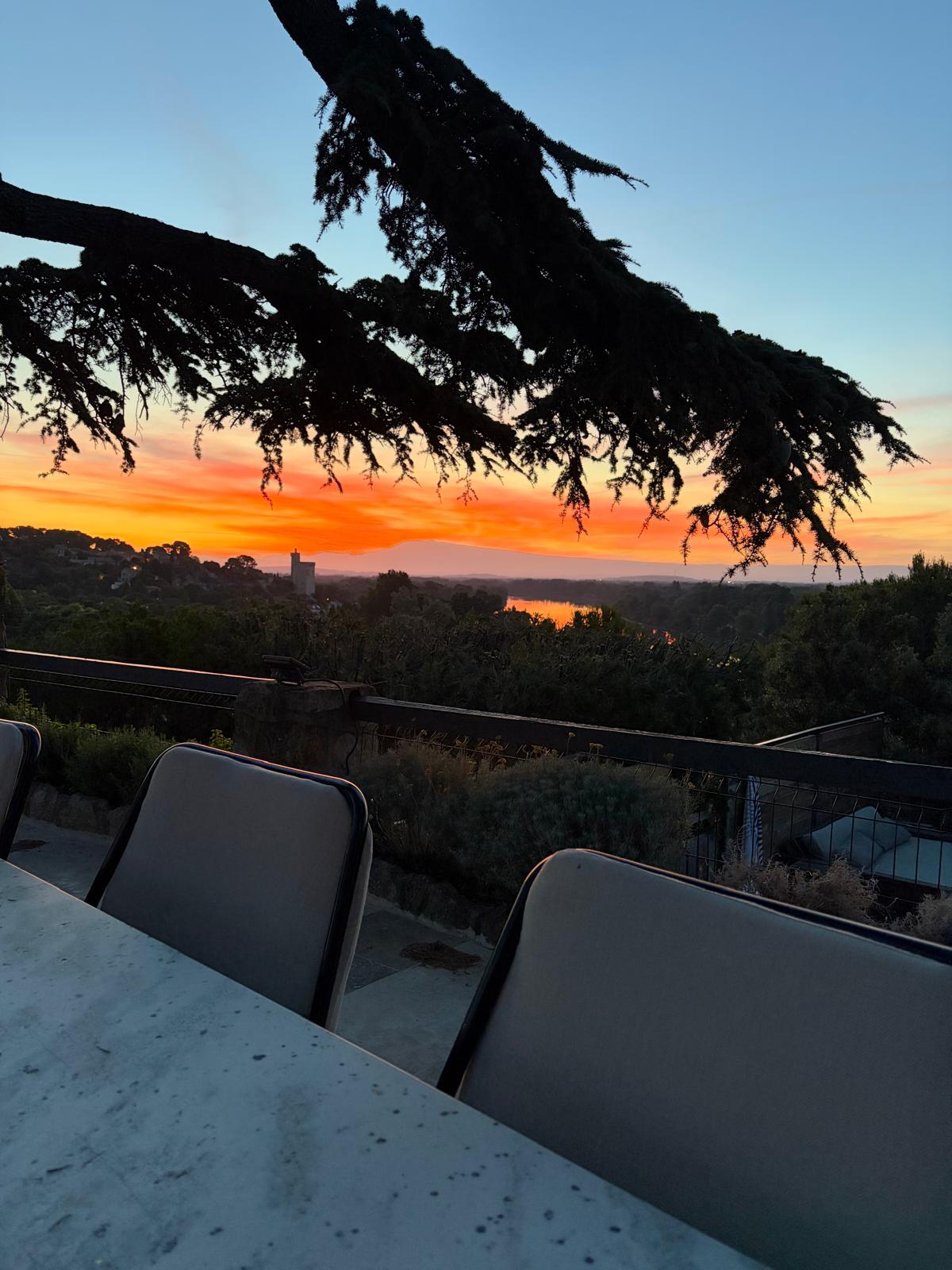 Coucher de soleil flamboyant sur le Rhône depuis la terrasse